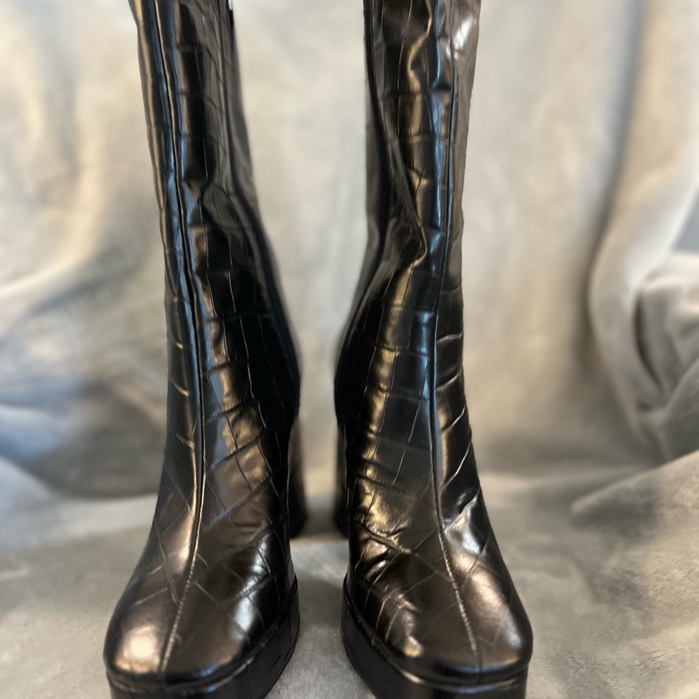 NWT — SCHUTZ Raff croc embossed black leather boots size 5.5